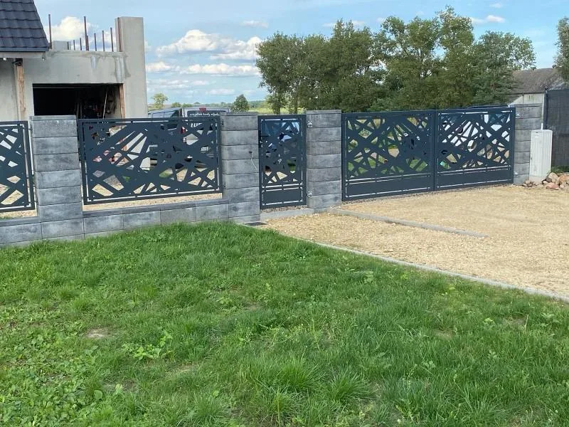 Zaunanlage mit gemauerten Betonpfeilern und anthrazitfarbenen Ziereinsätzen