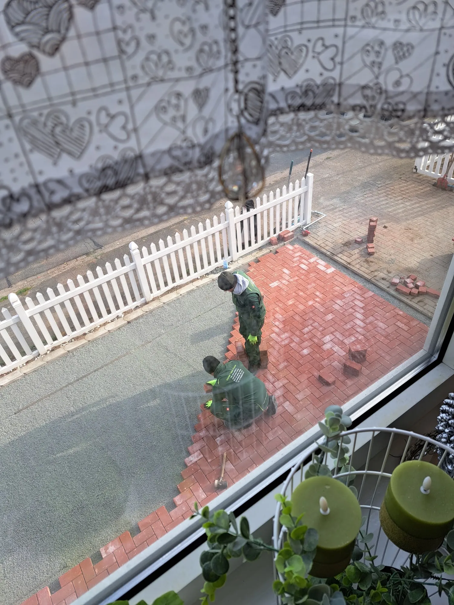 Fachgerechte Pflasterarbeiten für Hofeinfahrt im Fischgrätenmuster durch Garten Team Krause