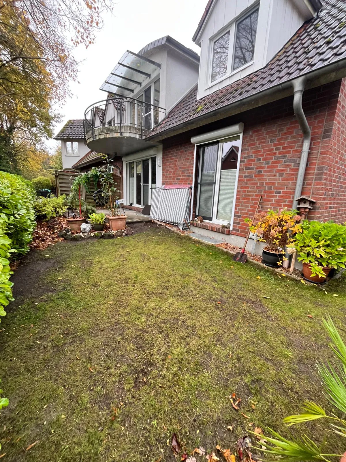 Garten und Alt-Terrasse vor Beginn der Sanierungsarbeiten durch Garten Team Krause